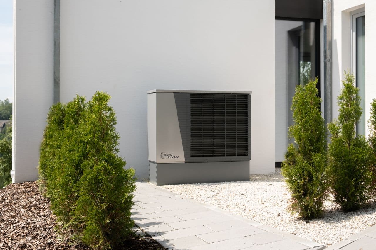 Thermopompe devant une maison moderne